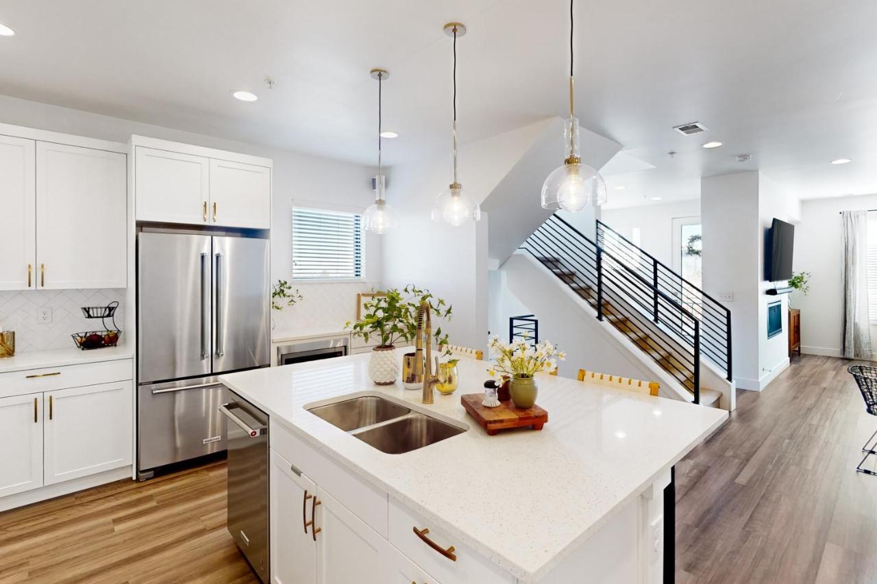 Modern Peaks Townhome Holiday home Denver
